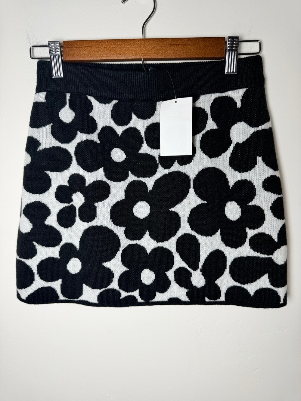 H&M divided XS Black & White Floral Knit Mini Skirt NWT alternative